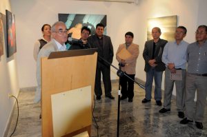 Eduardo Mezquida agradeciendo  a os presentes por asistir a la inauguracion de la muestra