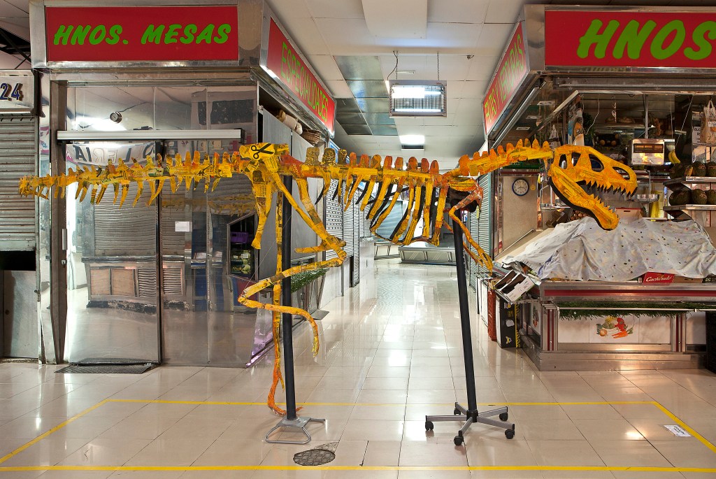 alosaurio en el mercado usera, en la exposición Luminaria I